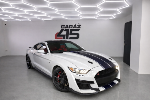 Bílý Ford Mustang 3,7 l V6