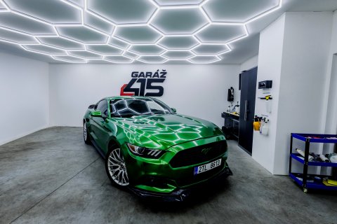 Zelený Ford Mustang 3,7 l V6