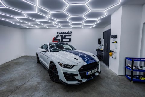 Bílý Ford Mustang 3,7 l V6